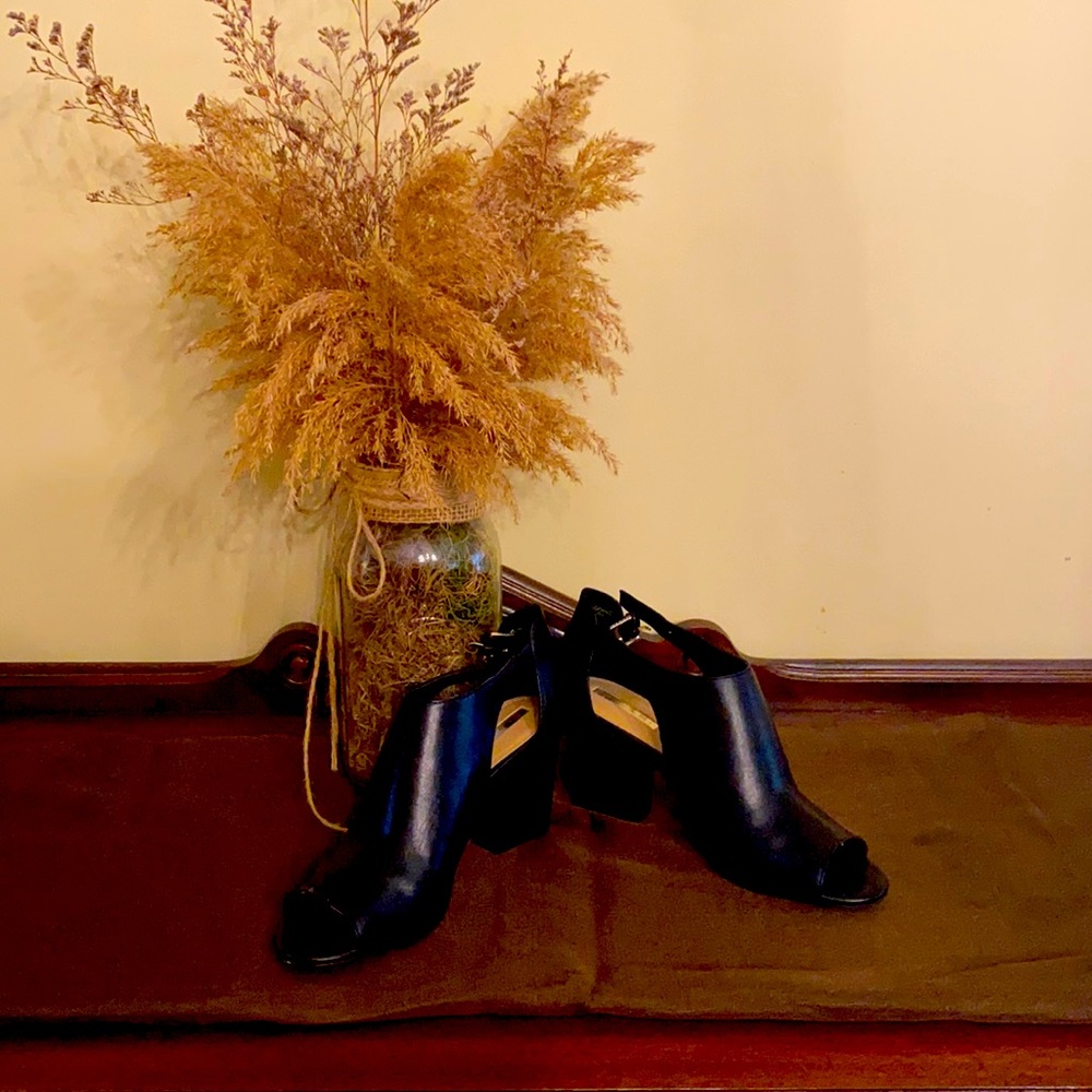 Women’s black chunk heel  by Tahiti 8 1/2